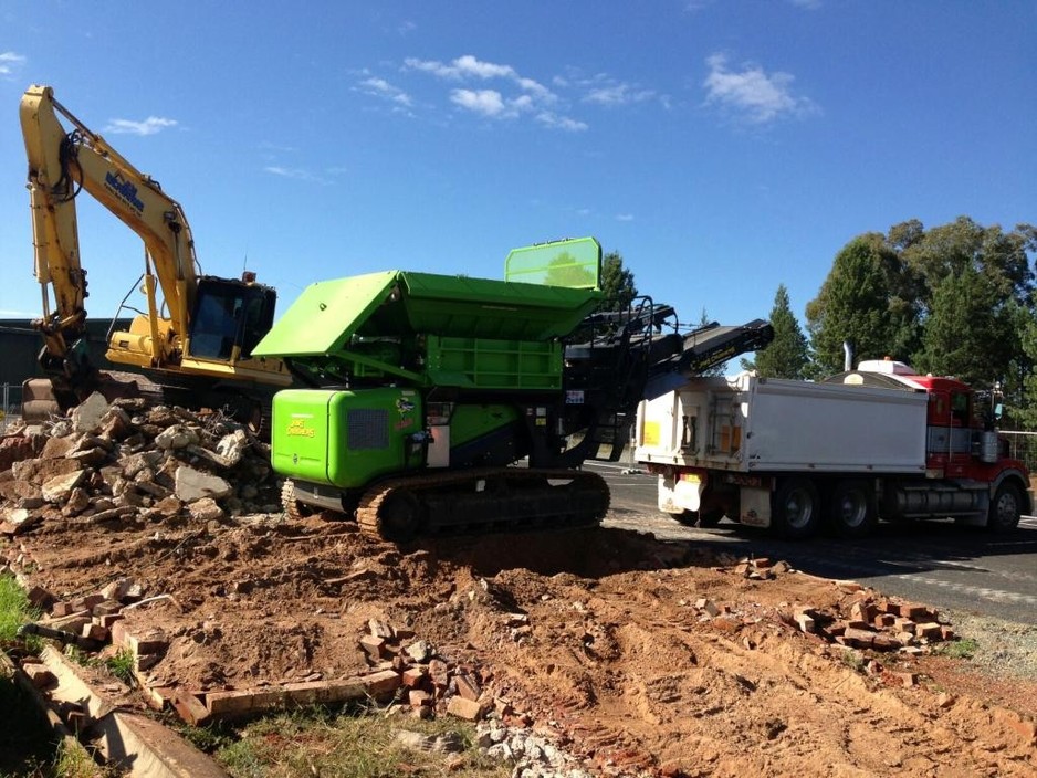 K & H Earthmoving & Haulage Pic 1 - Construction Demolition Waste Reducer Crusher