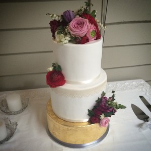 i heart cakes by casey Pic 5 - Wedding Cake 2 tier