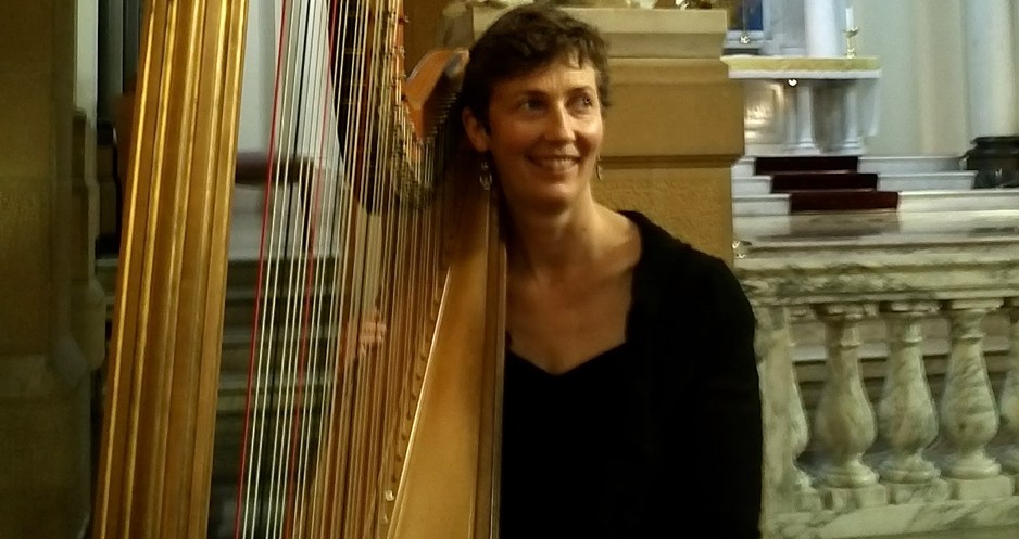 Harpist Jayne Hockley Pic 1