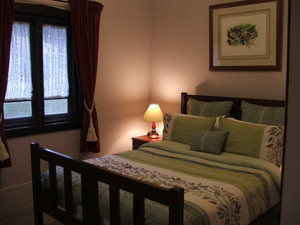 Lisnagarvey Cottage B&b Pic 3 - Queen bedroom with quality linens and comfy mattress