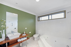 Terrigal-forresters Beach Bed & Breakfast Pic 3 - Valley View Suite