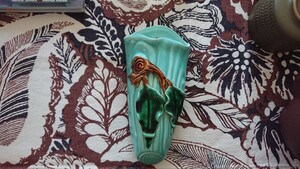 Retrorocket Pic 4 - Vintage Braemore wall pocket vase with gumleaf motif