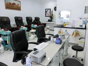 Lusty Nails & Foot Spa Pic 4 - Manicure tables