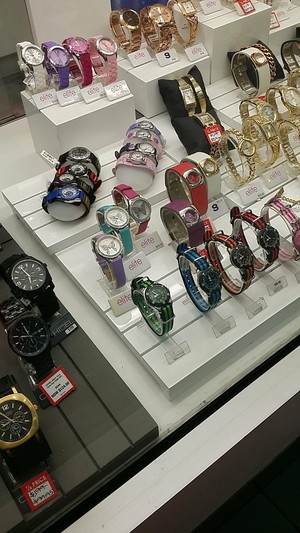 Goldmark Pic 3 - Huge range of watches