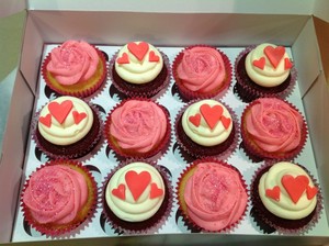 Petit n Sweet Pic 4 - Red velvet Vanilla cupcake mixed box