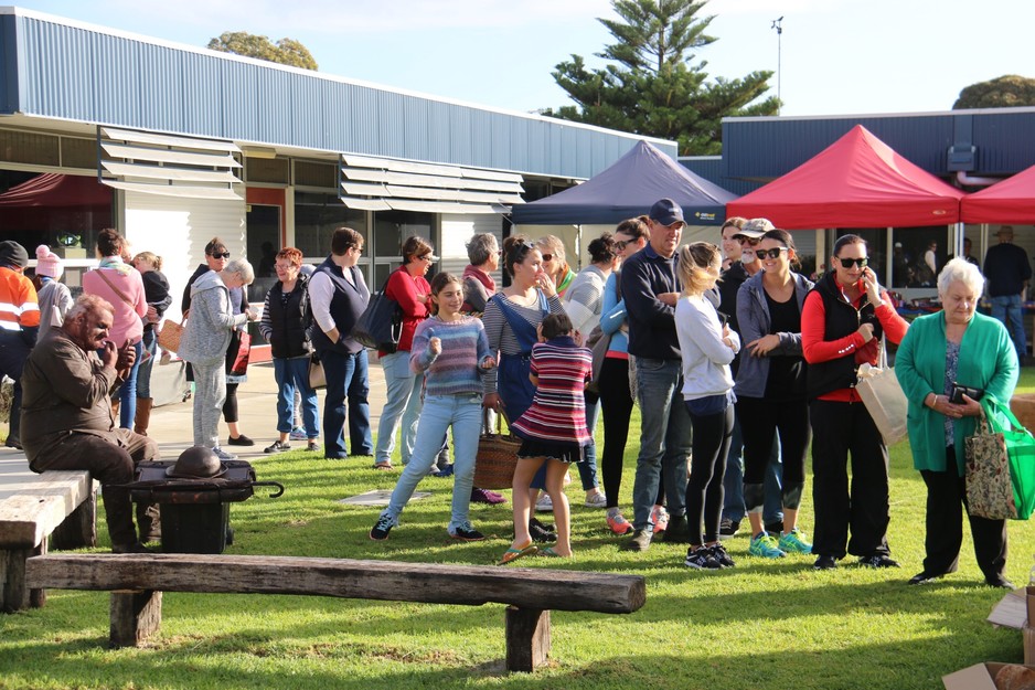 Esperance Growers Market Pic 1 - Queuing up at the Bread Local Stall