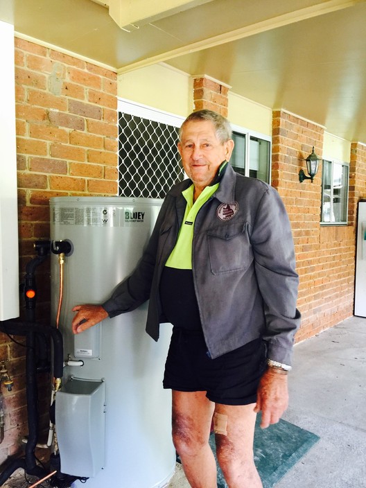 All Energy HQ Pic 1 - Local man Fred Rudduck with his new Bluey solar hot water system