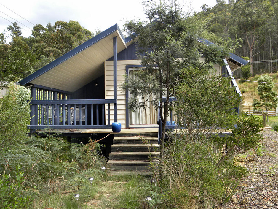 Huon Charm Waterfront Cottages Pic 1 - The Boathouse Front