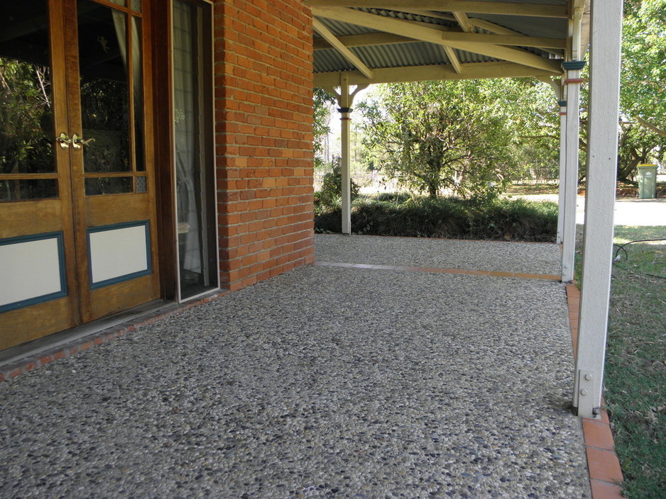 Perovic Concreting Pic 2 - Exposed aggregate with paved edging