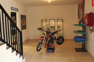 F1 Moto Pic 2 - Foyer to showroom warehouse