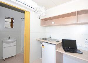 Meekatharra Accommodation Centre Pic 4 - Queen or King Single rooms with ensuite air con bar fridge