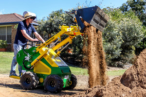 Mcloughlin Mini Loaders Pic 5 - Mcloughlin Scrub Master at work