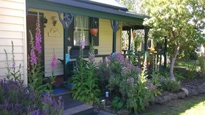 Blue Wren Riverside Cottage Pic 4 - Garden Surrounded