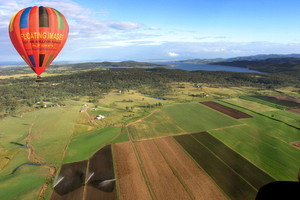 Floating Images Hot Air Balloon Flights Pic 3 - Floating Images hot air balloon flying over the Somerset region with Wivenhoe Dam in the background This is a great balloon experience to give as gift Order your gift voucher onl