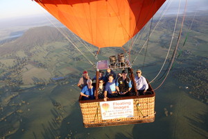 Floating Images Hot Air Balloon Flights Pic 4 - Perfect inflight photo with Mt Walker in the background as Floating Images passengers are enjoy their ballooning experience