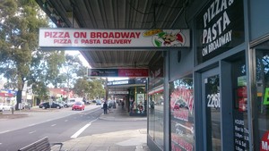 Loui and Frankos Pizza and Pasta on Broadway Pic 3