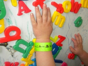 Little Gulliver Pic 4 - Little Gulliver disposable ID wristbands are ideal for recording emergency contact details for your little ones Perfect for busy shops shows holidaying etc