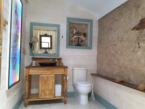 A La Folly B&B Pic 5 - The bathroom