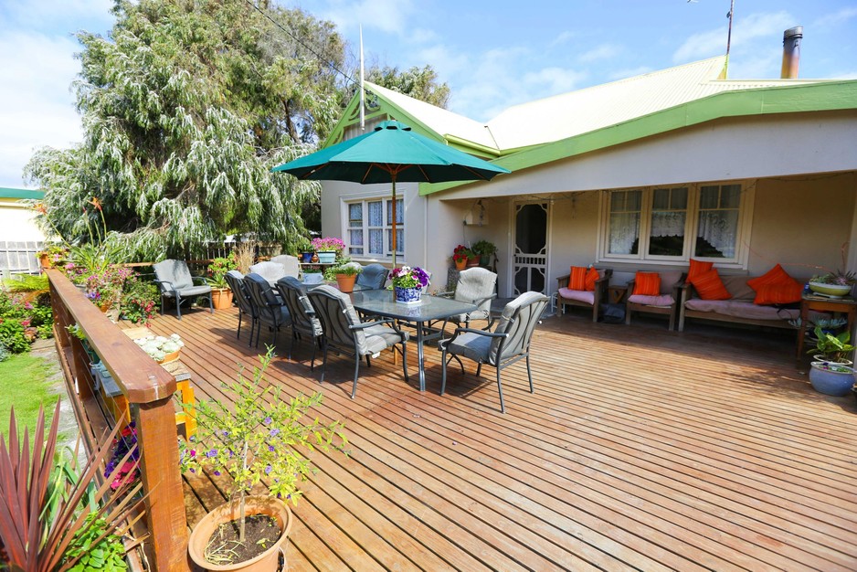 King Island Green Ponds Guest House Pic 1 - Enjoy King Island produce on the BBQ or entertain in the King Island Green Ponds Guesthouse outdoor dining area