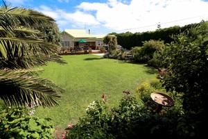 King Island Green Ponds Guest House Pic 5 - Practice your golf host a wedding party or relax in the King Island Green Ponds Guesthouse gardens