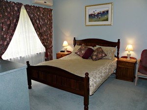 Country Charm Retreat B&B Pic 5 - Guest bedroom 1