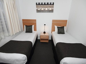 Browns Plains Motor Inn Pic 3 - The second bedroom of the 2 Room Unit and Family Suite has two quality Sealy single beds