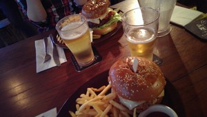 Courthouse Hotel Pic 4 - Having a Courthouse burger with a beautiful beer Young Henrys