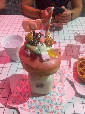 Hello Kitty Diner Pic 3 - Freak shake