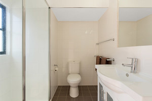 Saltwater Apartments Pic 4 - Ensuite