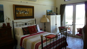 Runnymeade B&B Garden Studio Pic 3 - Real Double Bed a Chaise Longue optional fold out bed