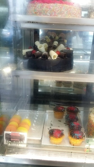 The Cheesecake Shop Pic 1 - Cupcakes Macaroons and other yummy cakes