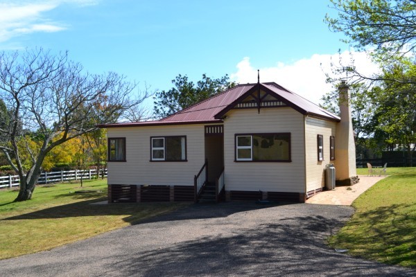 Sungrove Cottage Pic 1 - Large private yards