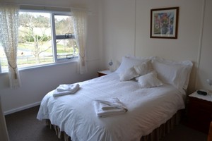 Sungrove Cottage Pic 5 - Main bedroom with queensize bed