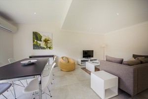 Escape at Nobbys Pic 4 - Executive Townhouse LivingDining