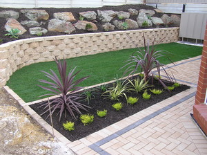 Andrew Scarfe Earthscapes Pic 4 - synthetic and natural lawns