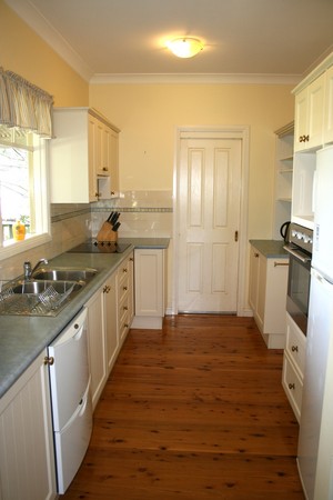 Tumblegum Inn Pic 2 - Modern kitchen with dishwasher