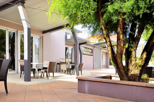 Mackellar Motel Pic 2 - Garden and BBQ Area