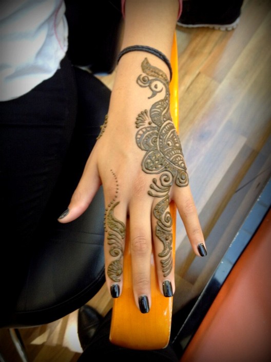 iBrow Threads Pic 1 - Black Henna Tattooing