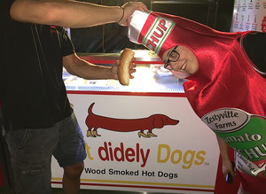 Hot Didely Dogs Pic 4 - Our staff bring a fun buss to your event