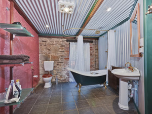 Willowbrook Heritage Bed & Breakfast Pic 3 - Romantic bathroom