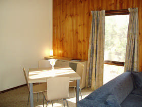 Mossglen On Panton Hill Pic 1 - Roomy dining area