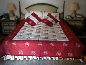 Tarneit Alterations Pic 3 - 8 piece quilt set 240 x 260 cm SOLD includes 1 plain cream white bedsheet 2 plain cream white pillow covers 2 cushion covers 2 printed pillow covers 1 printed quilt