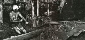 Burrum District Museum Pic 2 - Barry Ries Operating Scraper Loader Burgowan No 12 1985