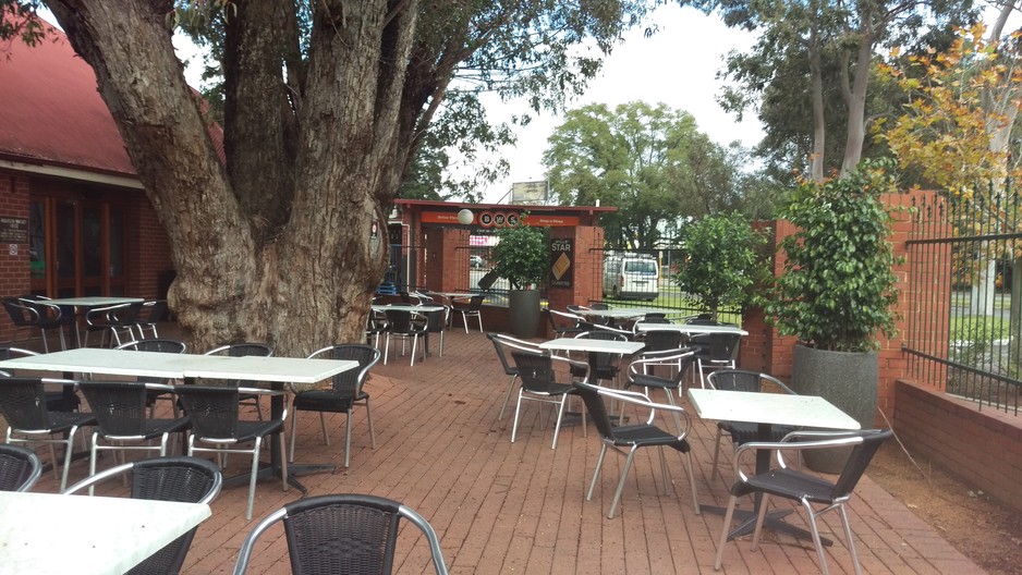 Gosnells Hotel Pic 1 - Beer Garden