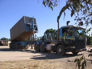 Serpentine Transport Pic 2 - 20ft container tipping trailer