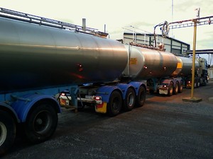 Serpentine Transport Pic 3 - B triple insulated road tankers