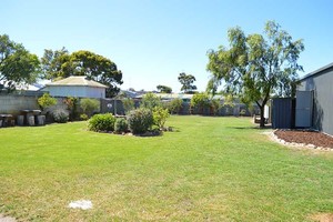 Agnes Cottage Bed & Breakfast Pic 5 - Large Fully Enclosed Backyard