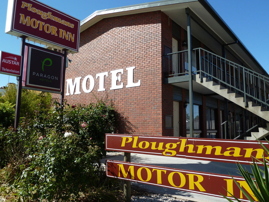 Ploughmans Motor Inn Pic 1