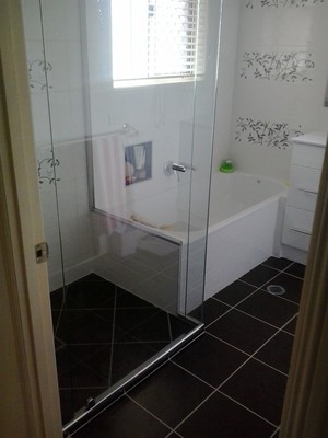 3AGlass Pic 2 - Semiframeless showerscreen