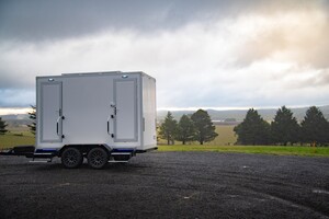 D'luxe Restroom Trailers Pic 2